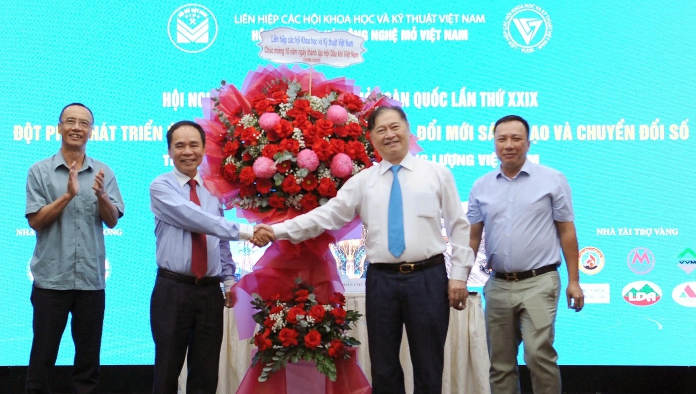 Nhiều đơn vị chúc mừng Hội Dầu khí Việt Nam nhân kỷ niệm 16 năm thành lập