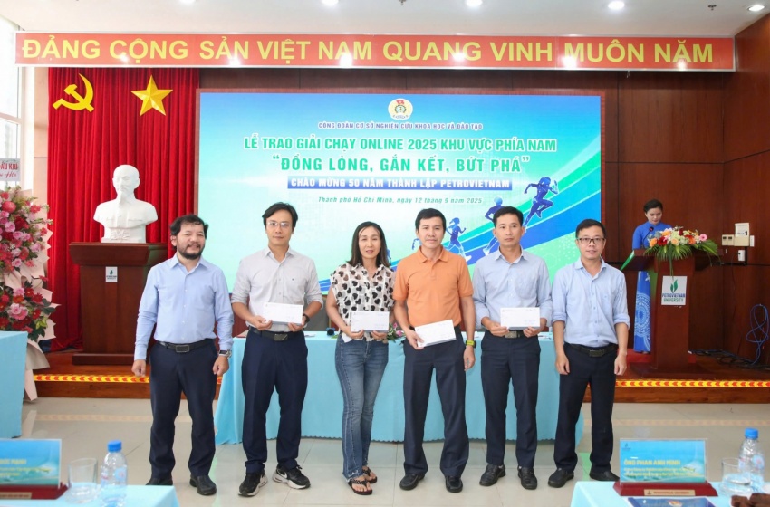 Đại diện nhà tài trợ PVU/ATC trao quà tặng cho các vận động viên đạt thành tích xuất sắc