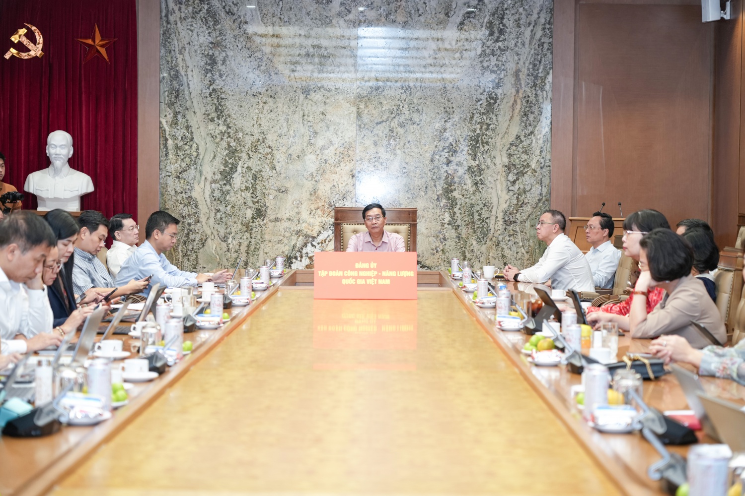 Đồng chí Trần Quang Dũng, Phó Bí thư Thường trực Đảng ủy Petrovietnam tham dự tại điểm cầu Tập đoàn cùng các đồng chí trong Ban Thường vụ Đảng ủy, Ban Chấp hành Đảng bộ, lãnh đạo các Ban tham mưu giúp việc của Đảng ủy Tập đoàn, lãnh đạo các ban chuyên môn