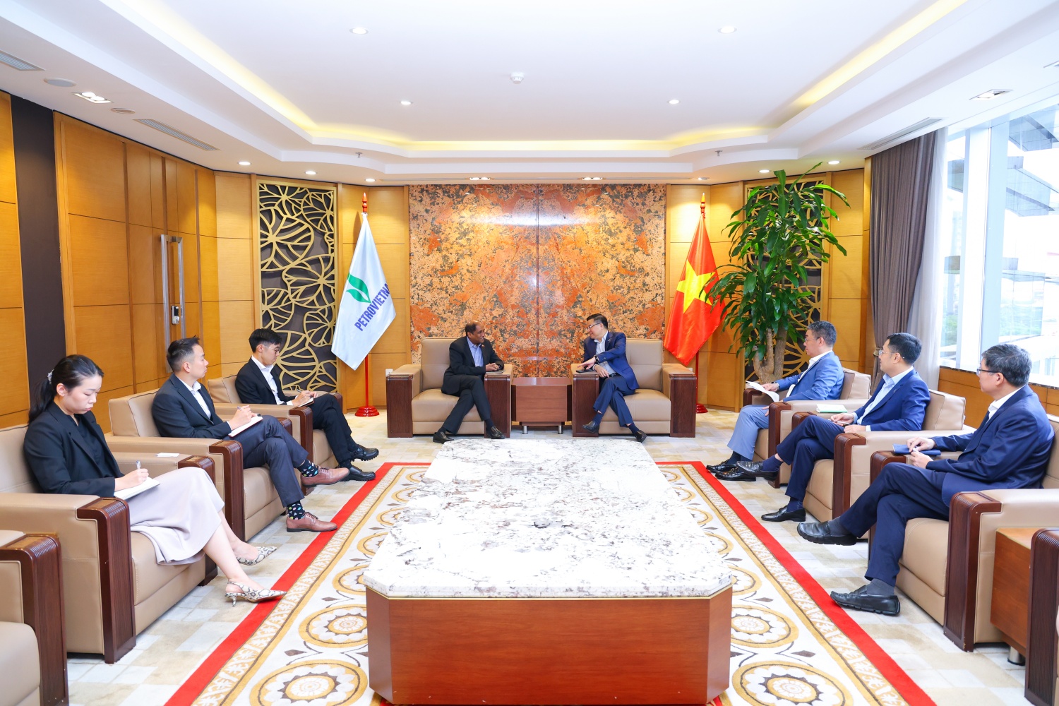 Chủ tịch HĐTV Petrovietnam Lê Mạnh Hùng tiếp Đại sứ đặc mệnh toàn quyền Singapore tại Việt Nam