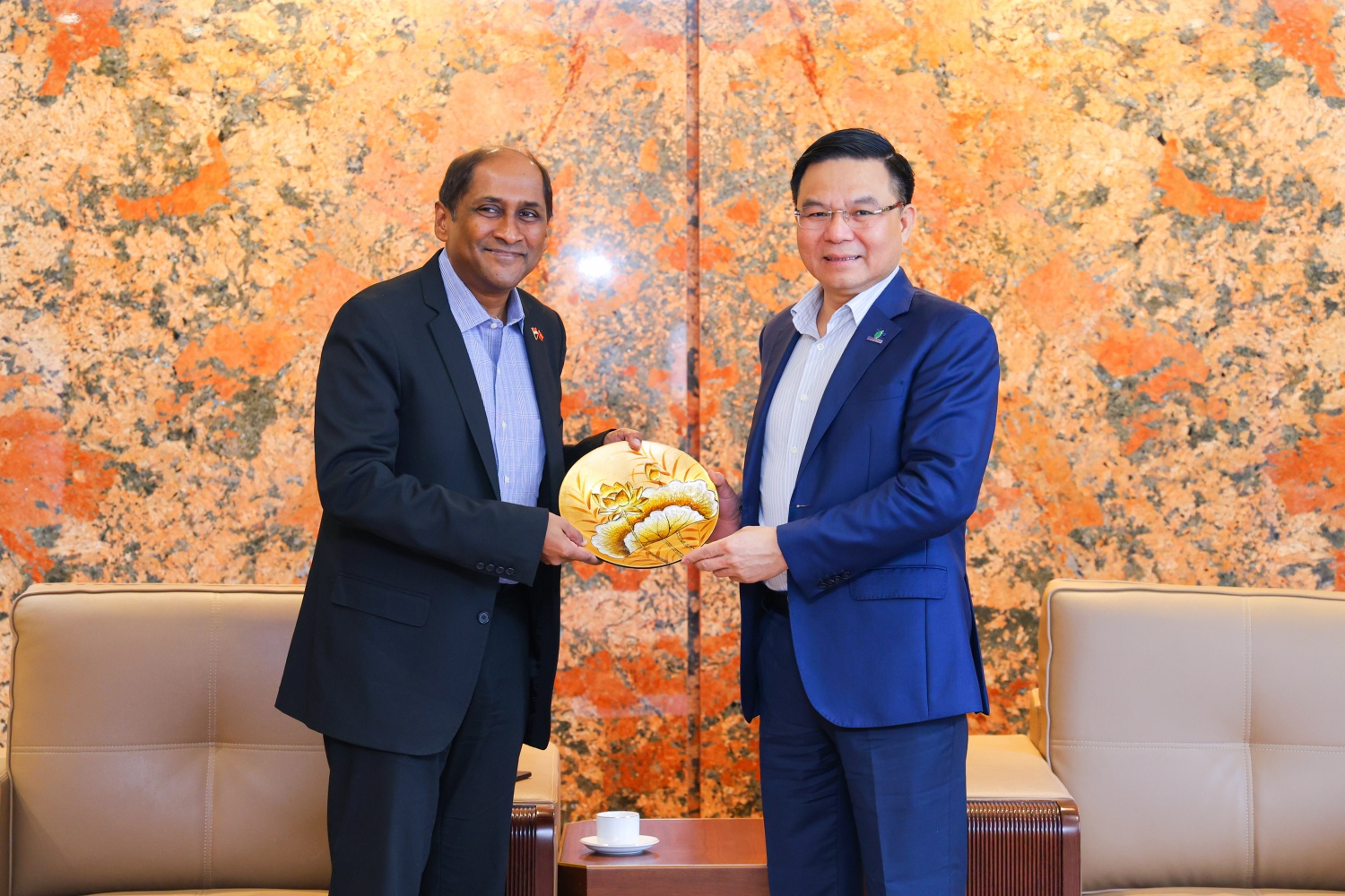 Lãnh đạo Tập đoàn tặng quà lưu niệm cho Ngài Đại sứ