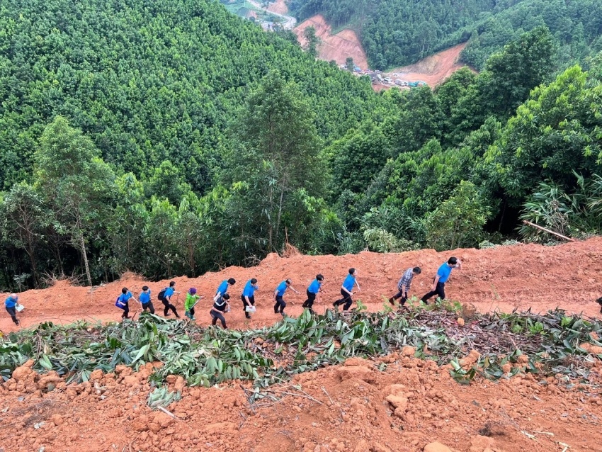 Đoàn công tác Petrovietnam vượt dốc lên khu tái định cư thôn Kho Vàng ngày 21/9/2024.