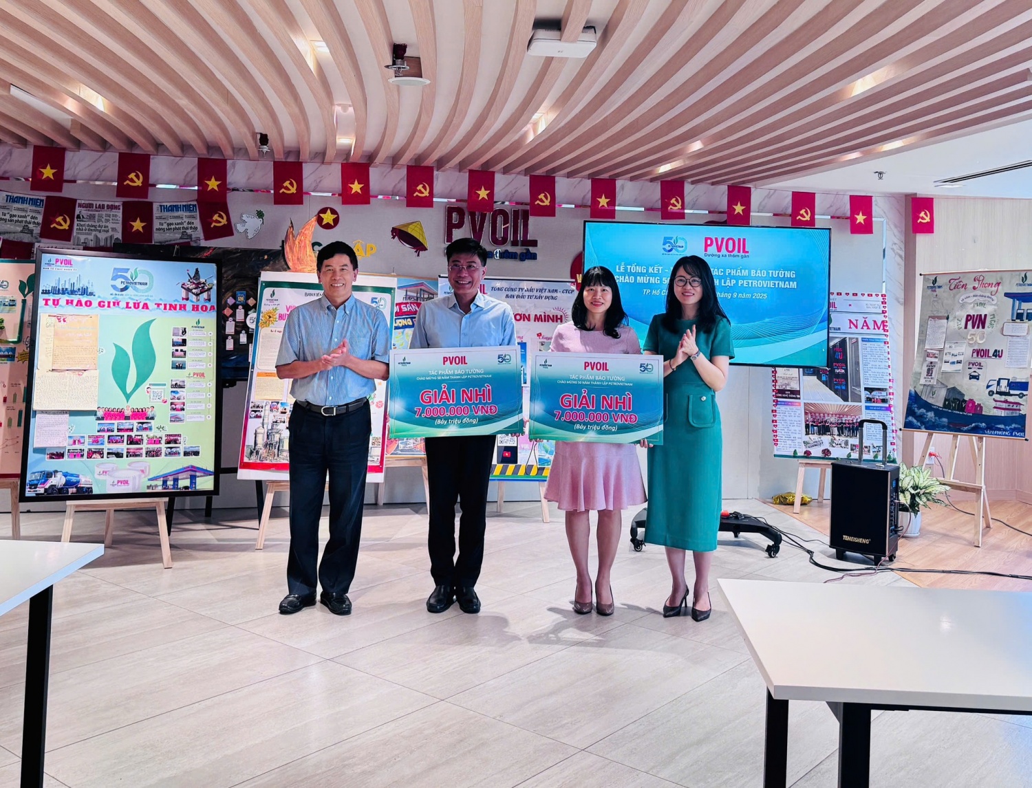 Bà Nguyễn Linh Giang - Thành viên HĐQT PVOIL và Ông Đoàn Duy Công trao giải Nhì cho 2 ban Tài chính Kế toán và Văn phòng Đảng Đoàn thể