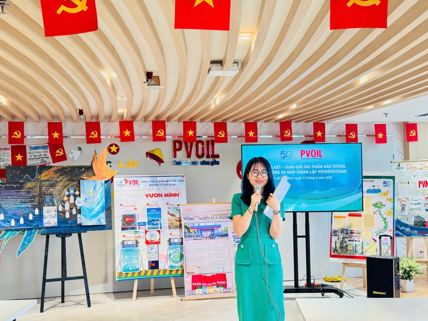 Bà Nguyễn Linh Giang - Thành viên HĐQT PVOIL, Trưởng Ban Giám khảo phát biểu tại buổi trao giải