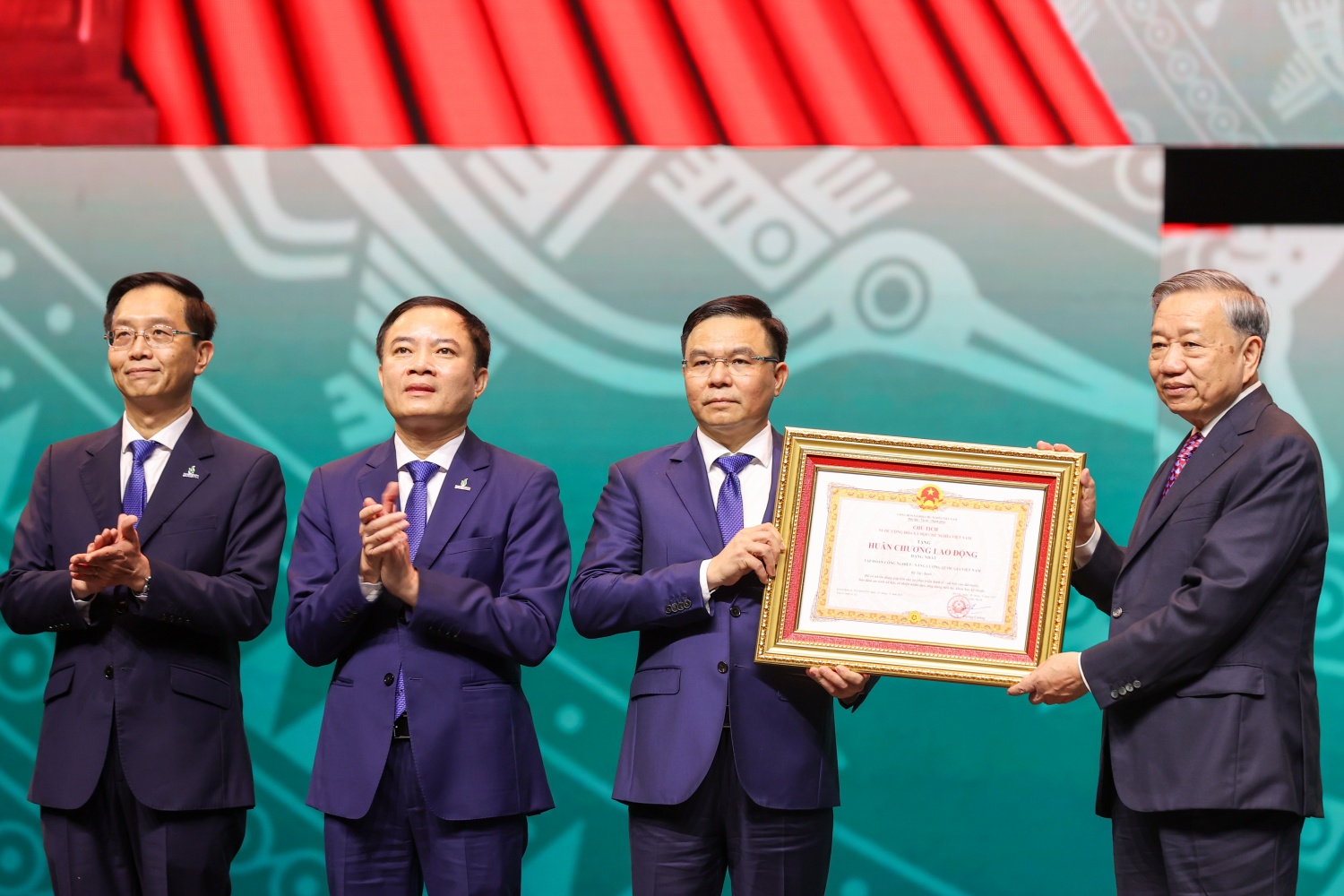 Petrovietnam đón nhận Huân chương Lao động hạng Nhất Petrovietnam đón nhận Huân chương Lao động hạng Nhất
