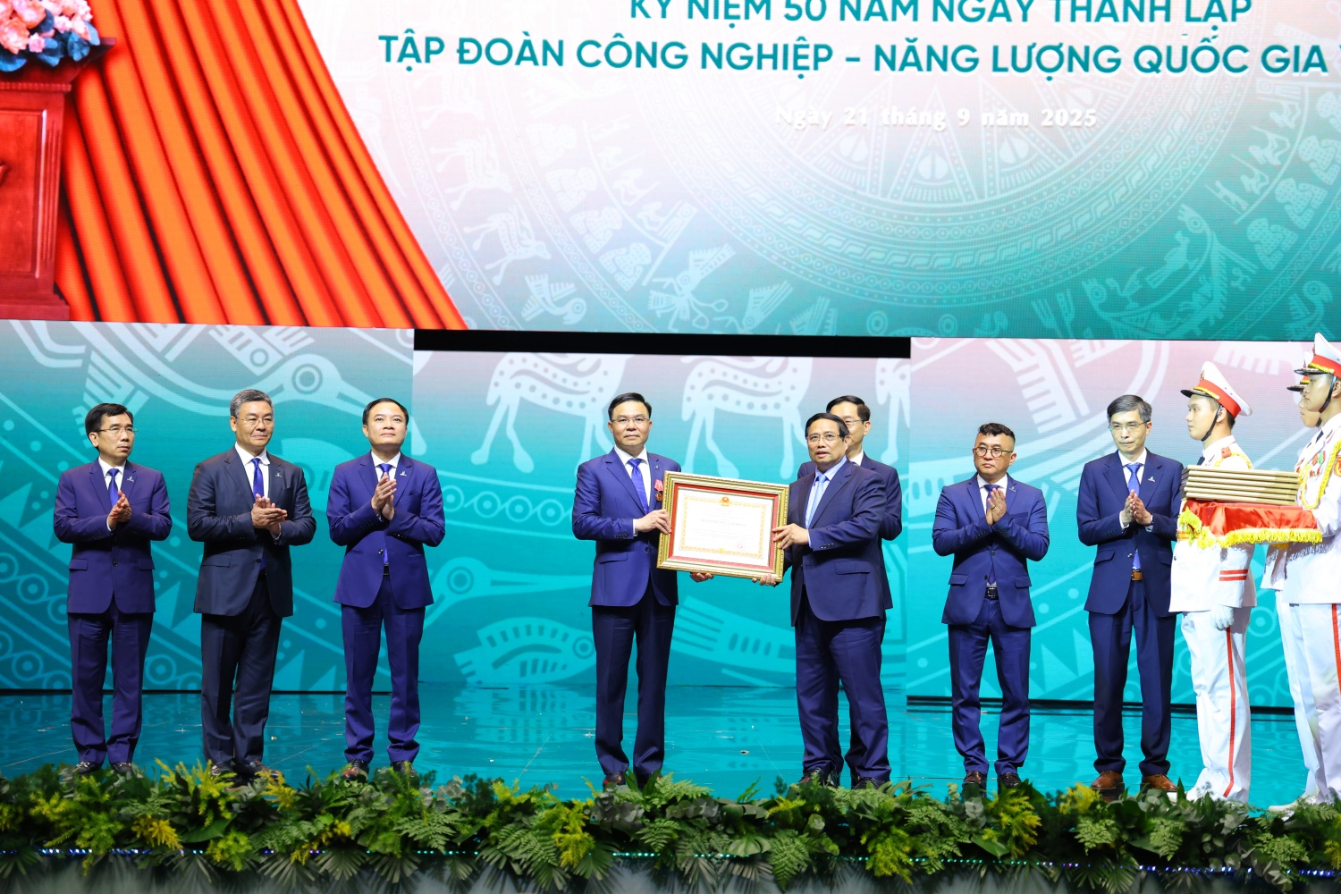 Petrovietnam đón nhận Huân chương Lao động hạng Nhất Petrovietnam đón nhận Huân chương Lao động hạng Nhất