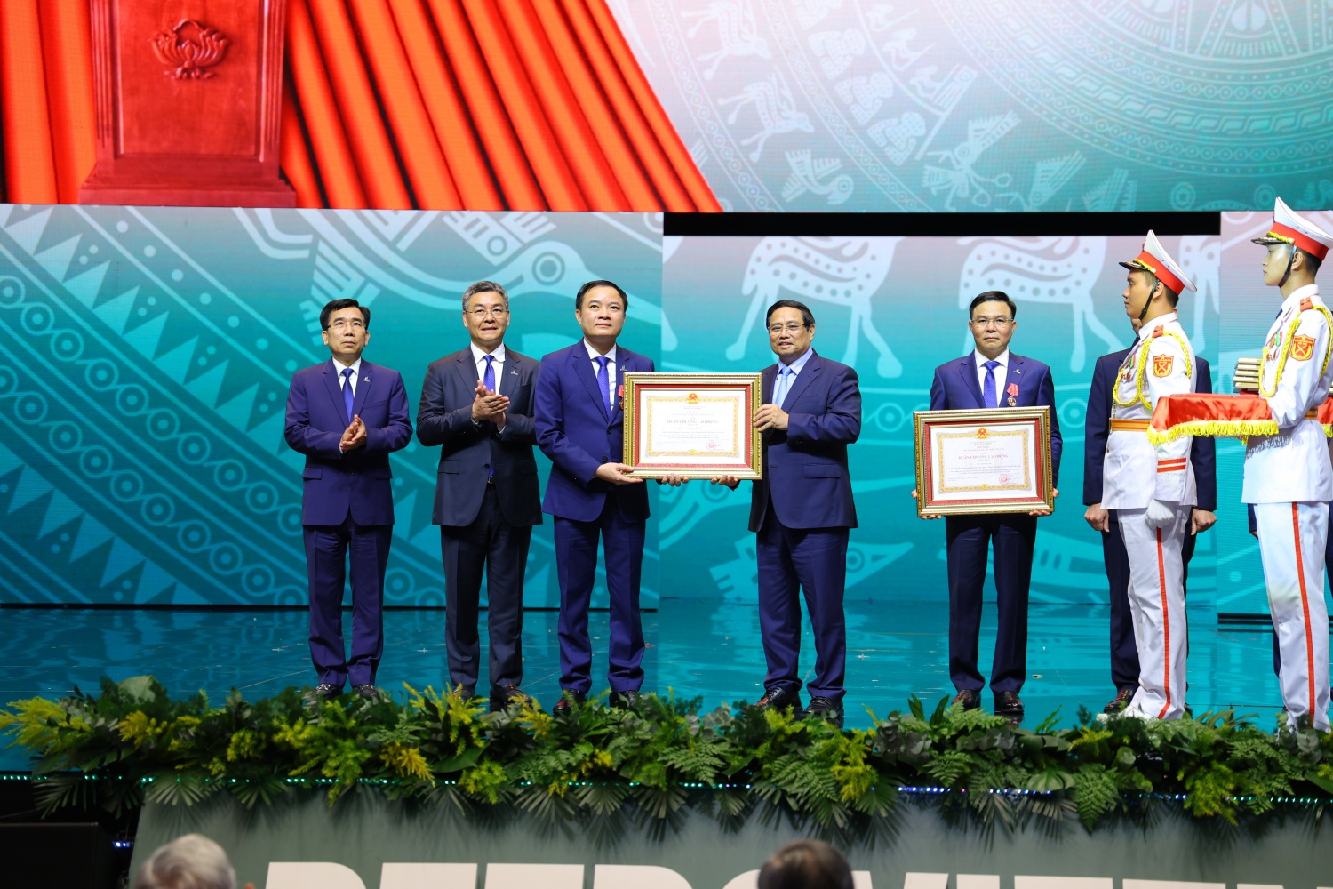 Petrovietnam đón nhận Huân chương Lao động hạng Nhất Petrovietnam đón nhận Huân chương Lao động hạng Nhất