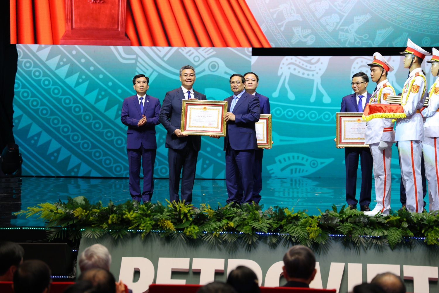 Petrovietnam đón nhận Huân chương Lao động hạng Nhất Petrovietnam đón nhận Huân chương Lao động hạng Nhất