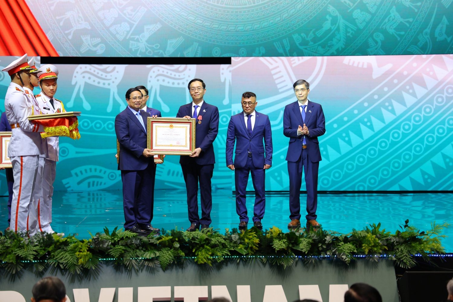 Petrovietnam đón nhận Huân chương Lao động hạng Nhất Petrovietnam đón nhận Huân chương Lao động hạng Nhất