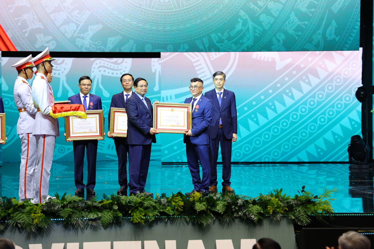Petrovietnam đón nhận Huân chương Lao động hạng Nhất Petrovietnam đón nhận Huân chương Lao động hạng Nhất
