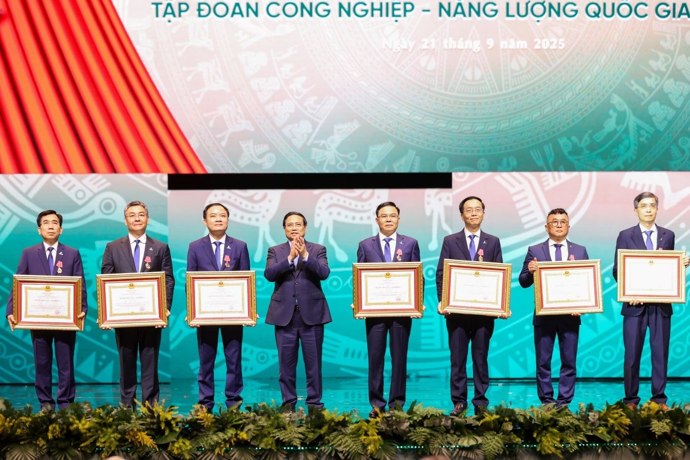 Petrovietnam đón nhận Huân chương Lao động hạng Nhất Petrovietnam đón nhận Huân chương Lao động hạng Nhất