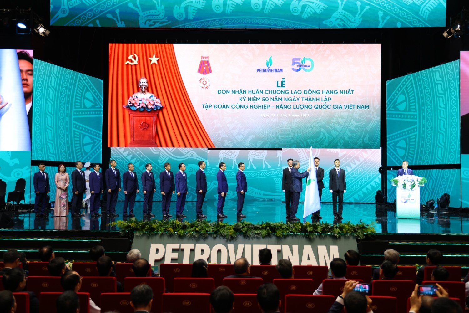 Petrovietnam đón nhận Huân chương Lao động hạng Nhất Petrovietnam đón nhận Huân chương Lao động hạng Nhất