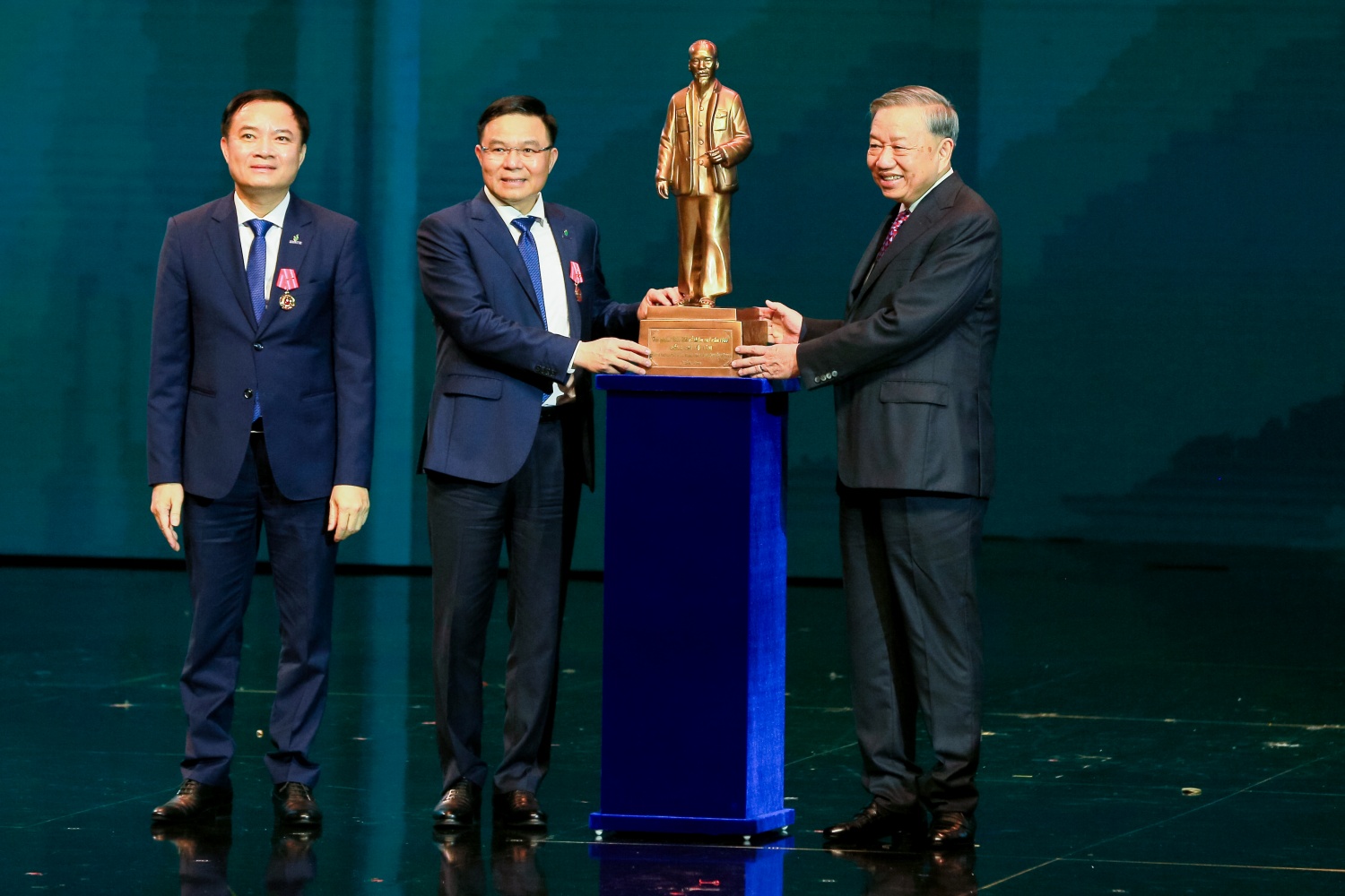 Petrovietnam đón nhận Huân chương Lao động hạng Nhất Petrovietnam đón nhận Huân chương Lao động hạng Nhất