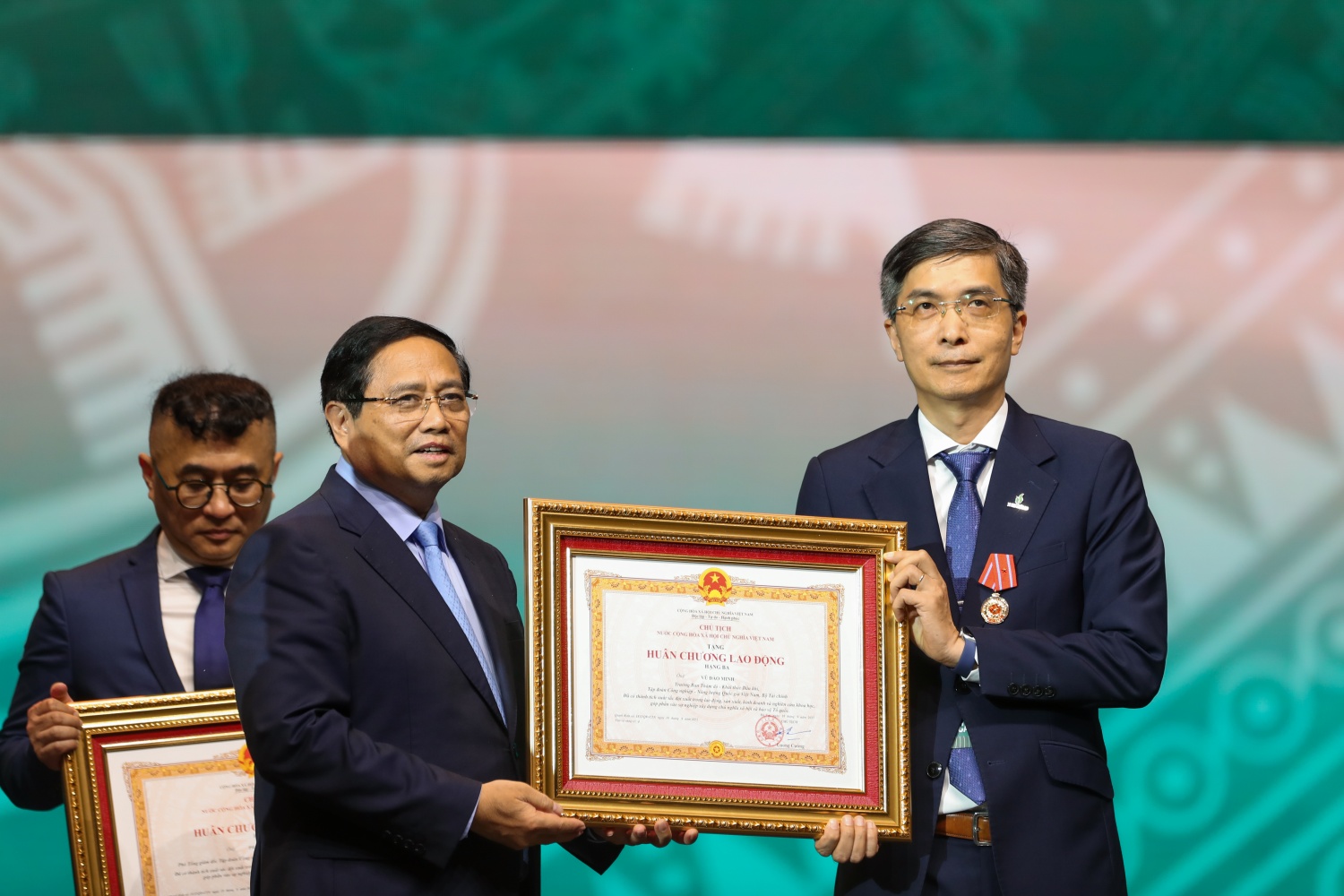 Petrovietnam đón nhận Huân chương Lao động hạng Nhất Petrovietnam đón nhận Huân chương Lao động hạng Nhất