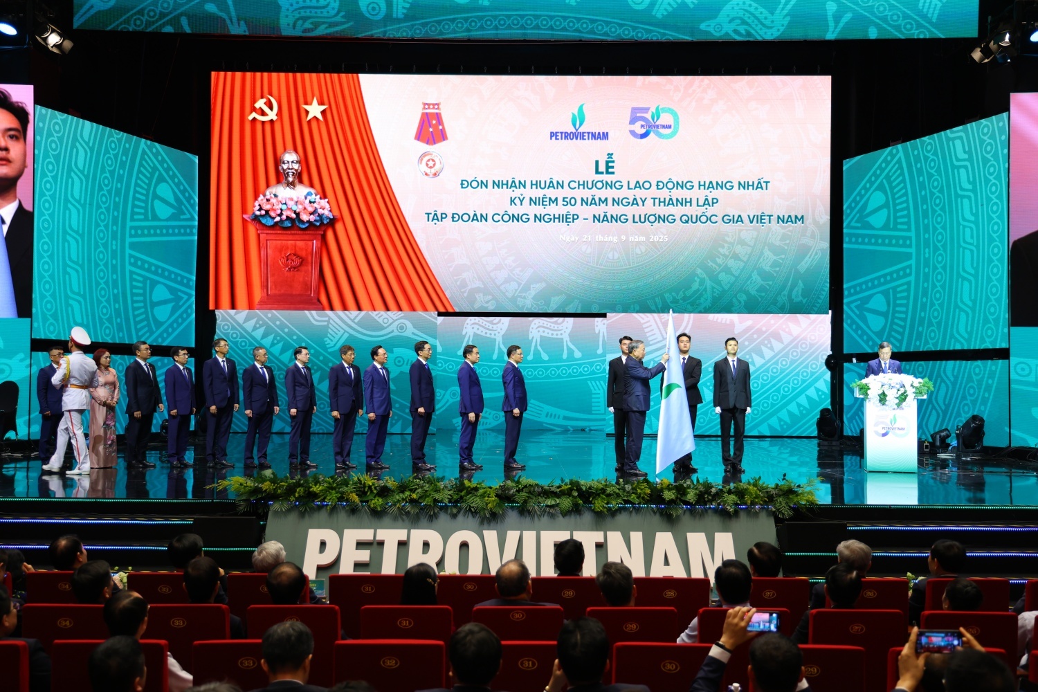 50 năm dồn lại một ngày vinh quang