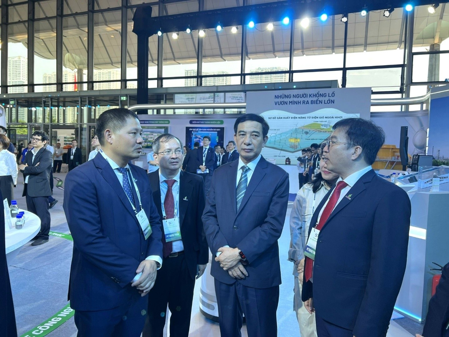 Ban lãnh đạo BSR báo cáo quá trình sản xuất, cung ứng nhiên liệu quốc phòng với Đại tướng Phan Văn Giang - Ủy viên Bộ Chính trị, Bộ trưởng Bộ Quốc phòng