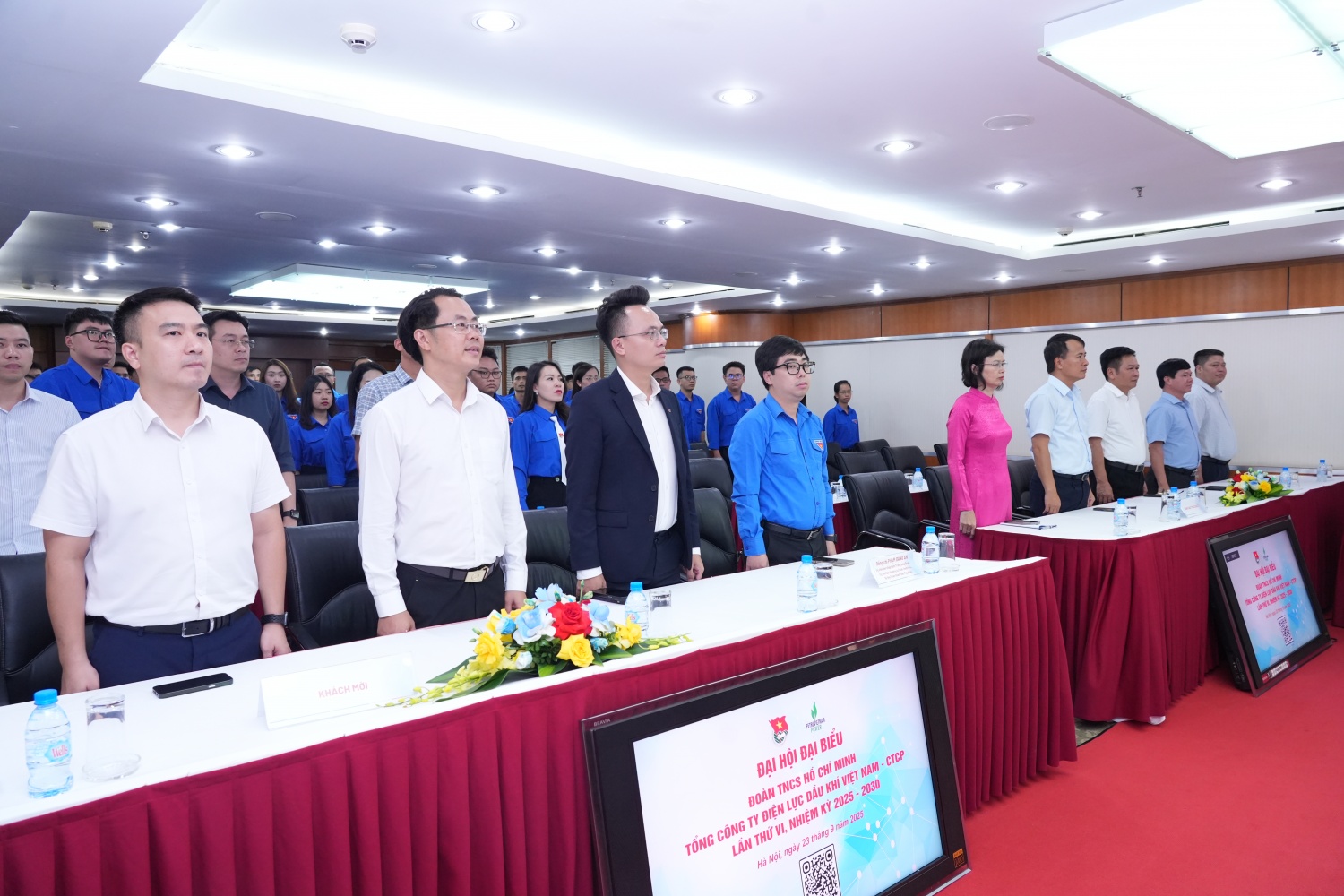 Các đại biểu thực hiện nghi thức chào cờ