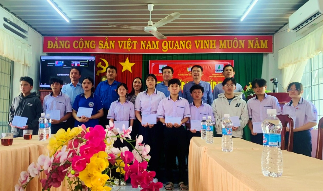 PV Power NT và PV GAS SE trao tặng Nhà đại đoàn kết và học bổng tại Đồng Nai