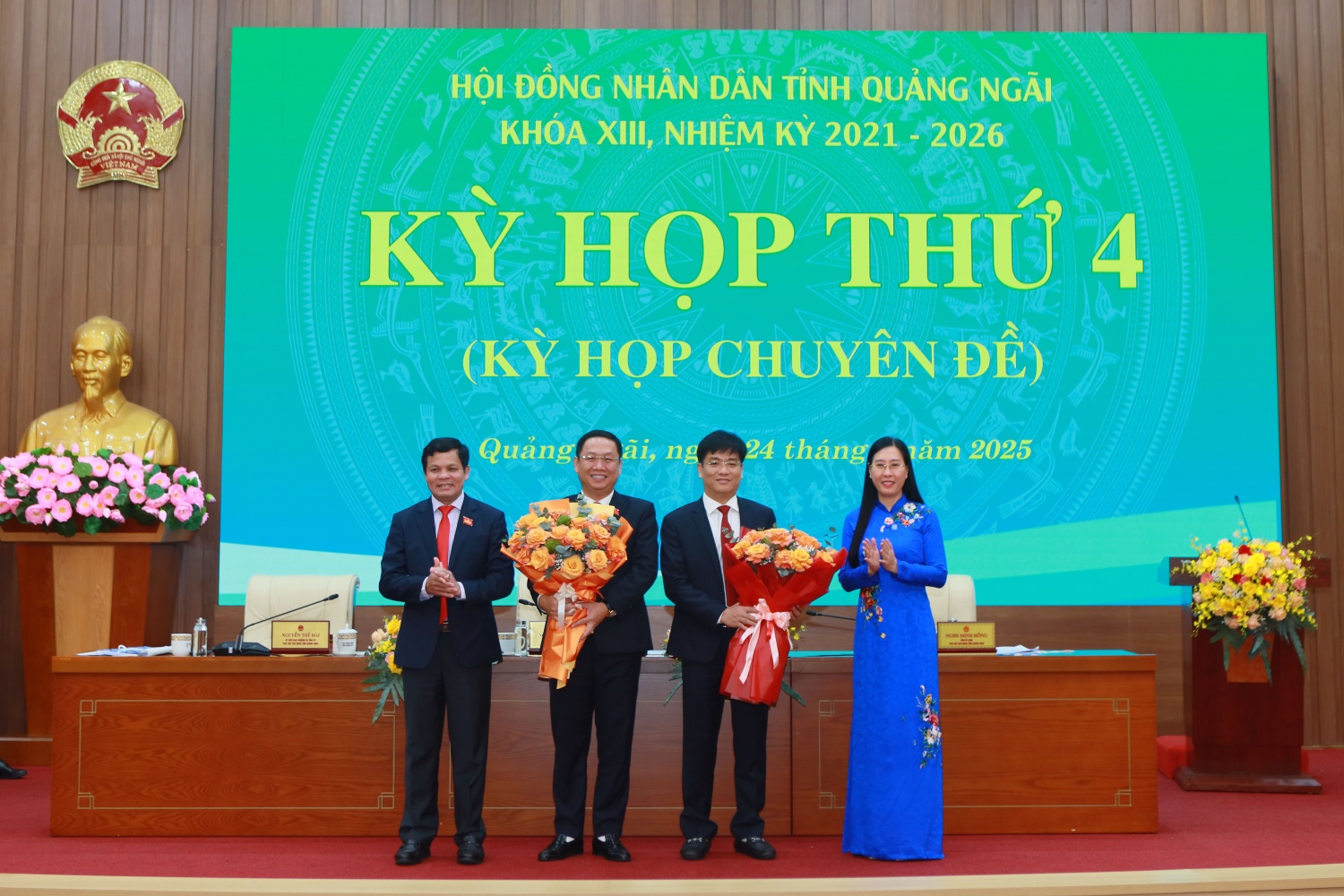 Bí thư Tỉnh uỷ Quảng Ngãi Bùi Thị Quỳnh Vân và Chủ tịch UBND tỉnh Nguyễn Hoàng Giang tặng hoa chúc mừng hai Phó Chủ tịch UBND tỉnh mới được bầu cử.