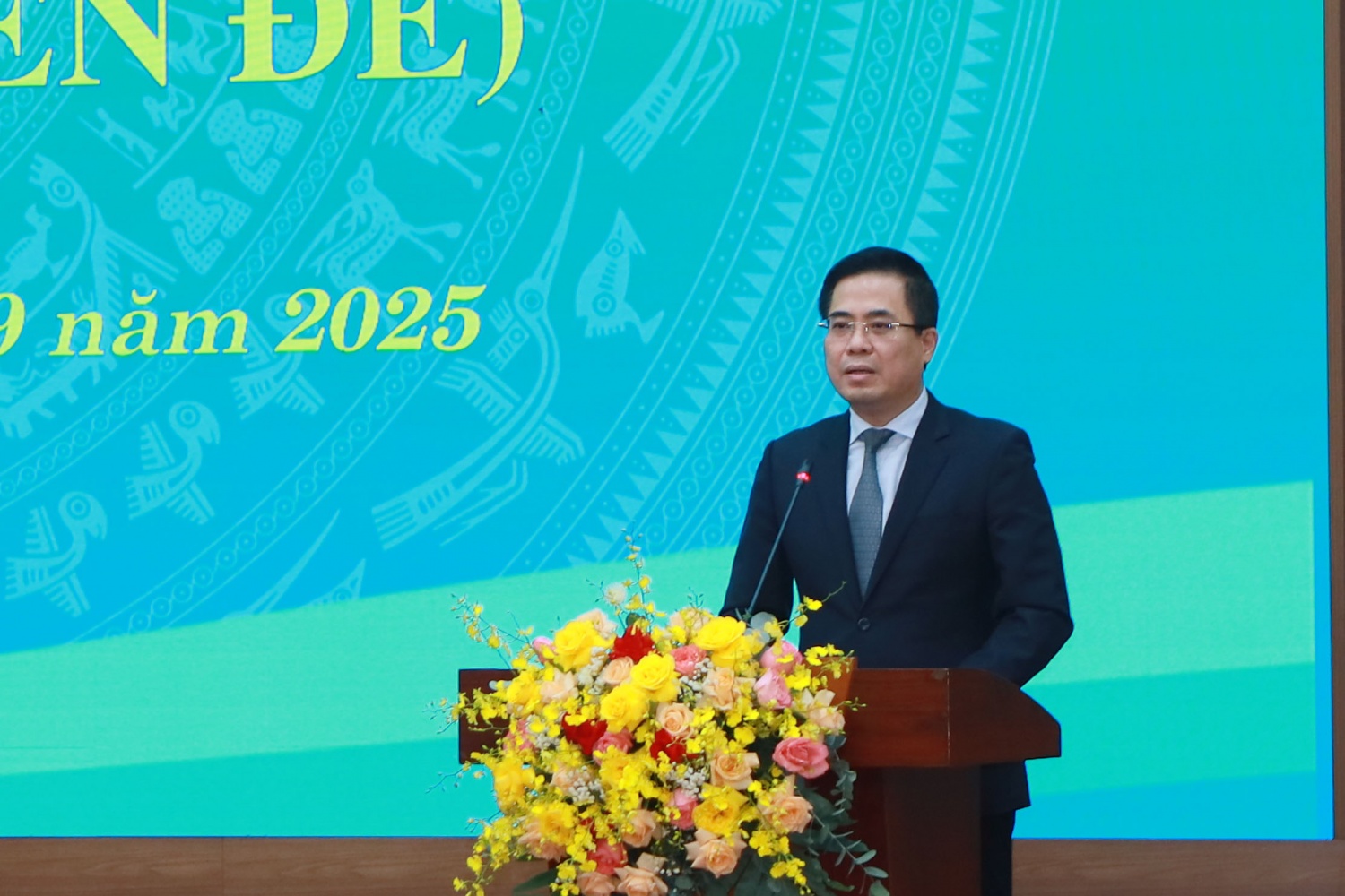 Phó Bí thư Tỉnh uỷ, Chủ tịch UBND tỉnh Quảng Ngãi Nguyễn Hoàng Giang đã thông qua Tờ trình về việc bầu Phó Chủ tịch UBND tỉnh Quảng Ngãi nhiệm kỳ 2021 – 2026.