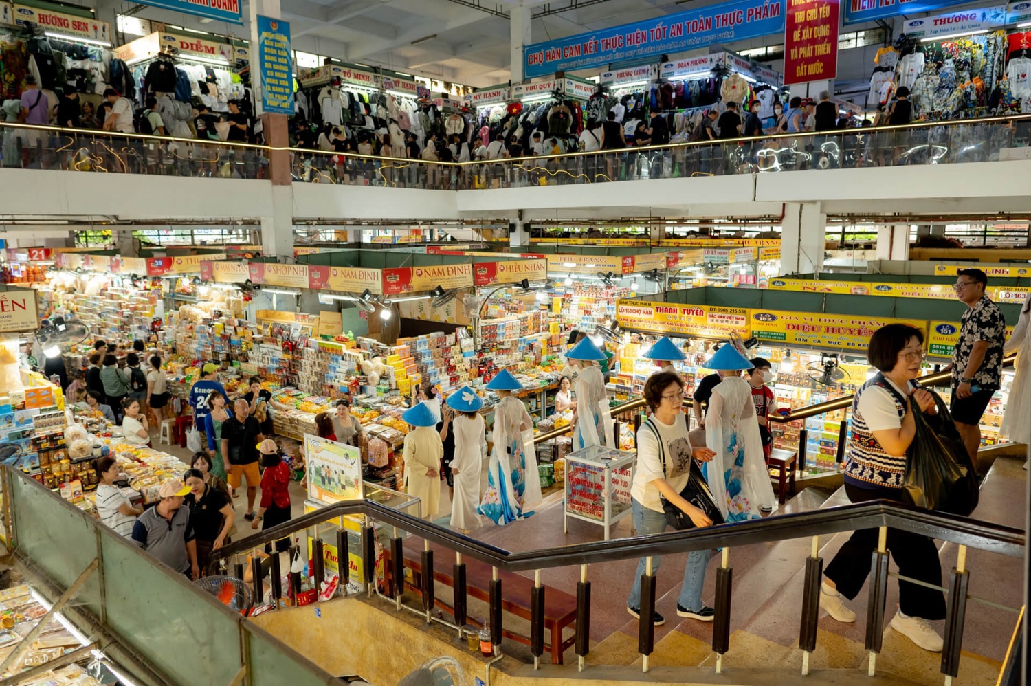 Du khách mua sắm tại chợ Hàn (TP Đà Nẵng)