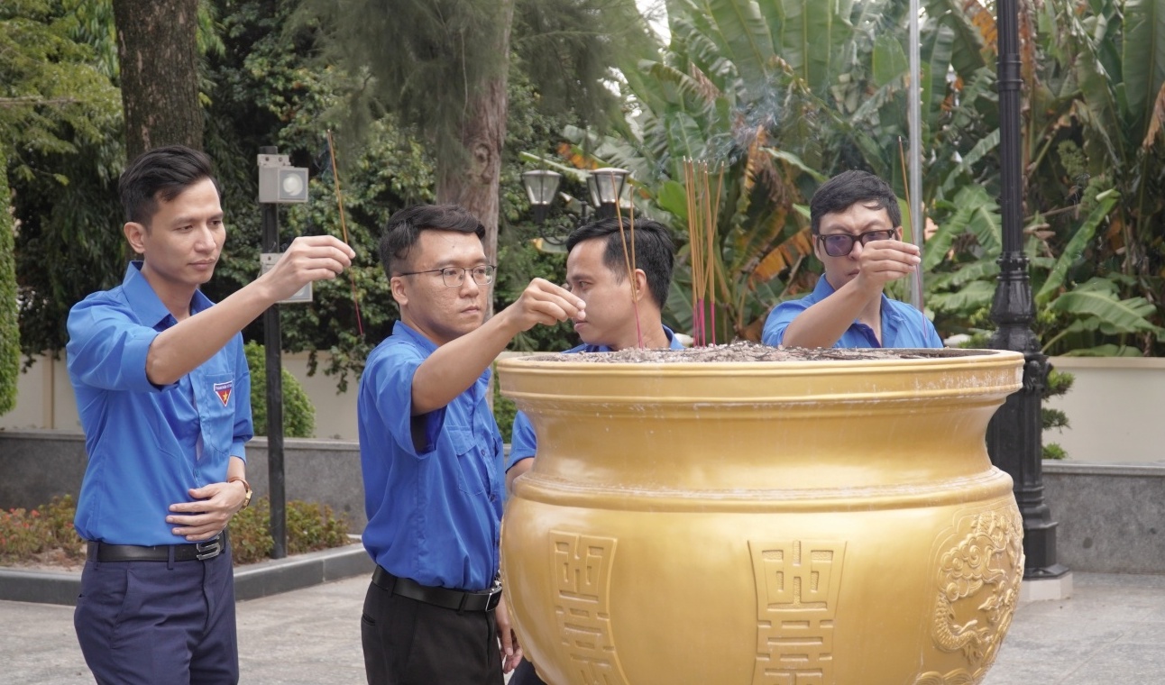 Đoàn Thanh niên PETROCONs dâng hương tưởng niệm Anh hùng liệt sĩ Võ Thị Sáu và Khu di tích Minh Đạm