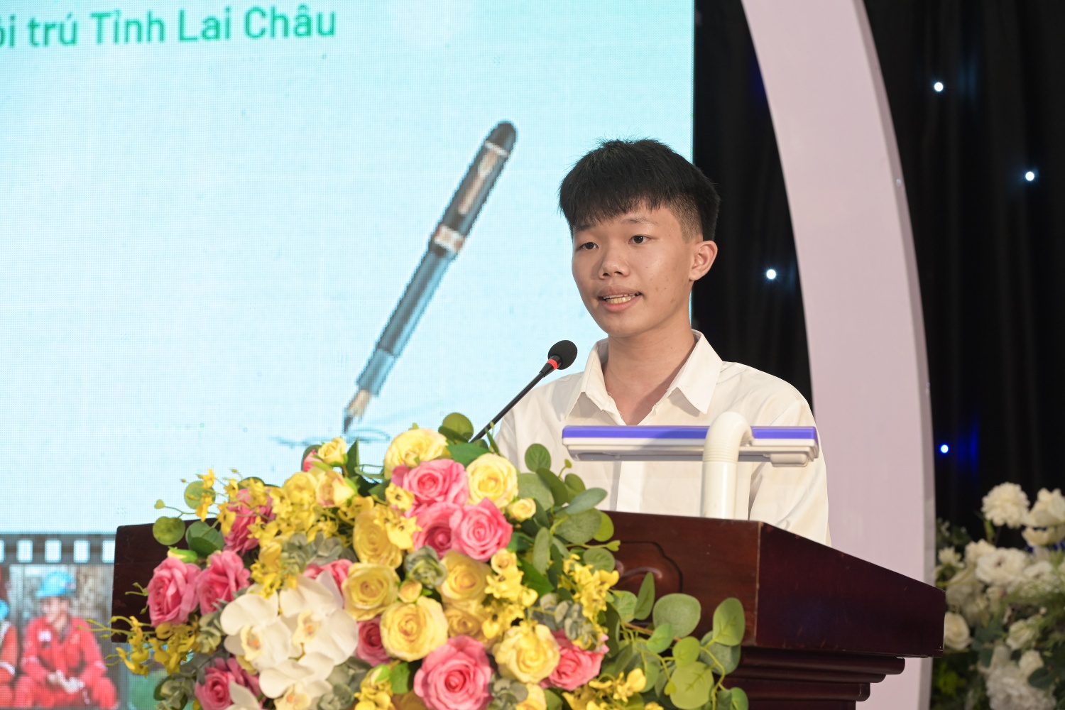 em Lò Gia Tuấn, học sinh lớp 11 Trường Phổ thông Dân tộc Nội trú tỉnh Lai Châu