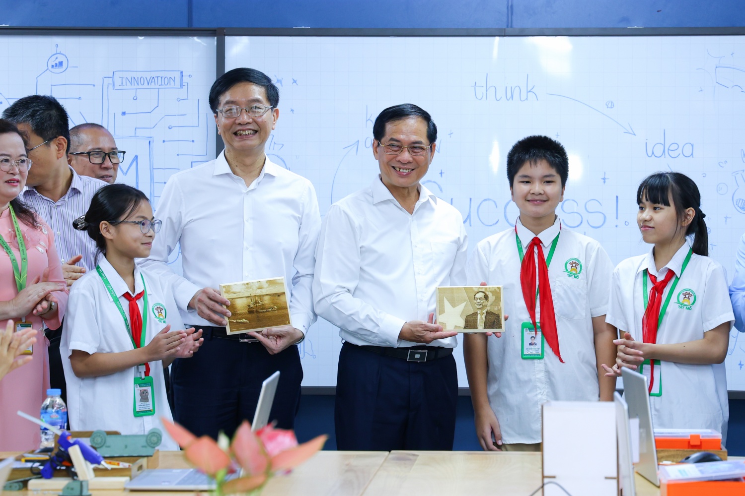 Khánh thành 2 phòng thực hành STEM tại THCS Tây Mỗ và Tây Mỗ 3 Petrovietnam tiên phong phát triển giáo dục STEM: Khánh thành 2 phòng học tại THCS Tây Mỗ và Tây Mỗ 3