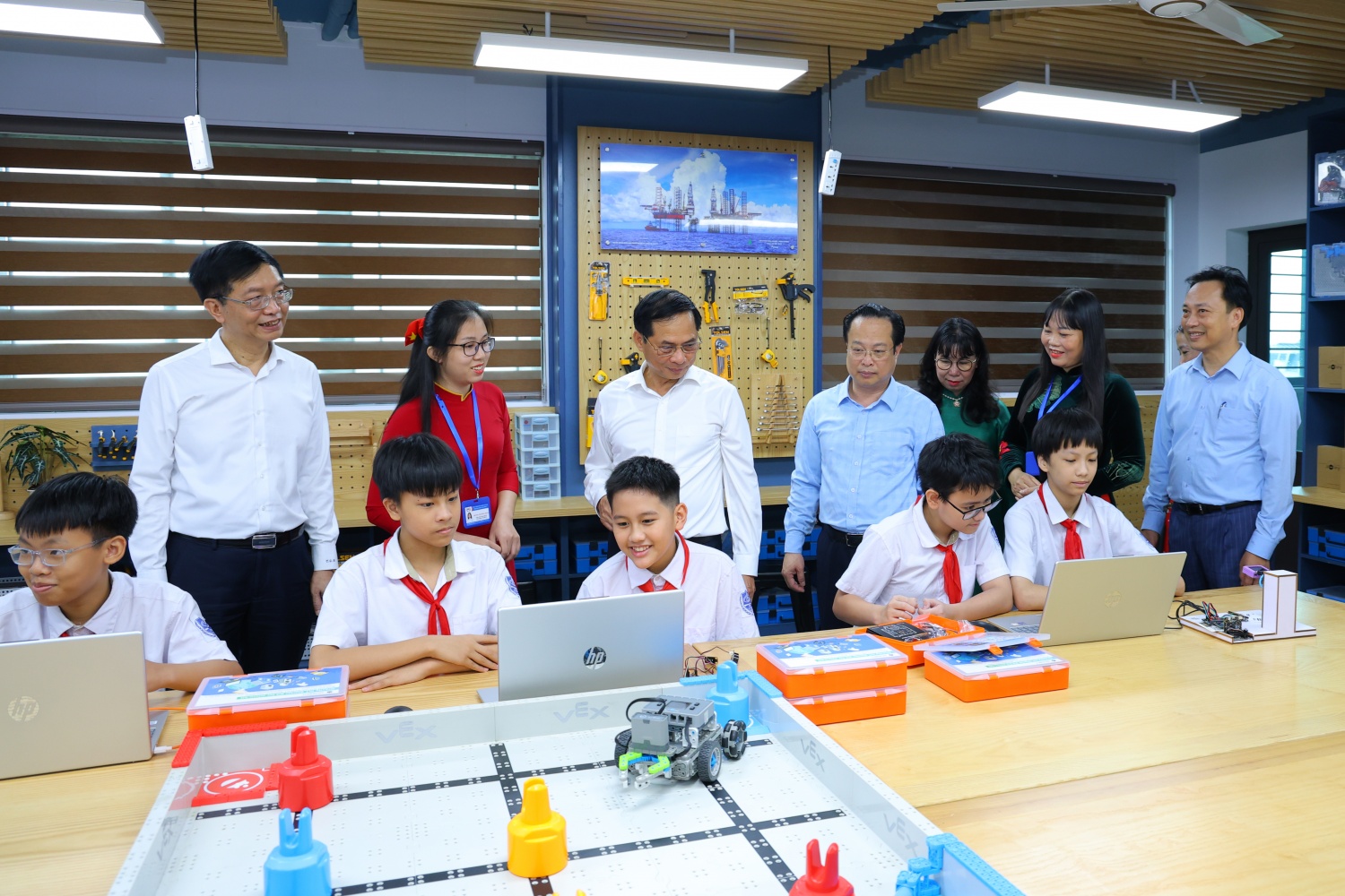 Khánh thành 2 phòng thực hành STEM tại THCS Tây Mỗ và Tây Mỗ 3 Petrovietnam tiên phong phát triển giáo dục STEM: Khánh thành 2 phòng học tại THCS Tây Mỗ và Tây Mỗ 3