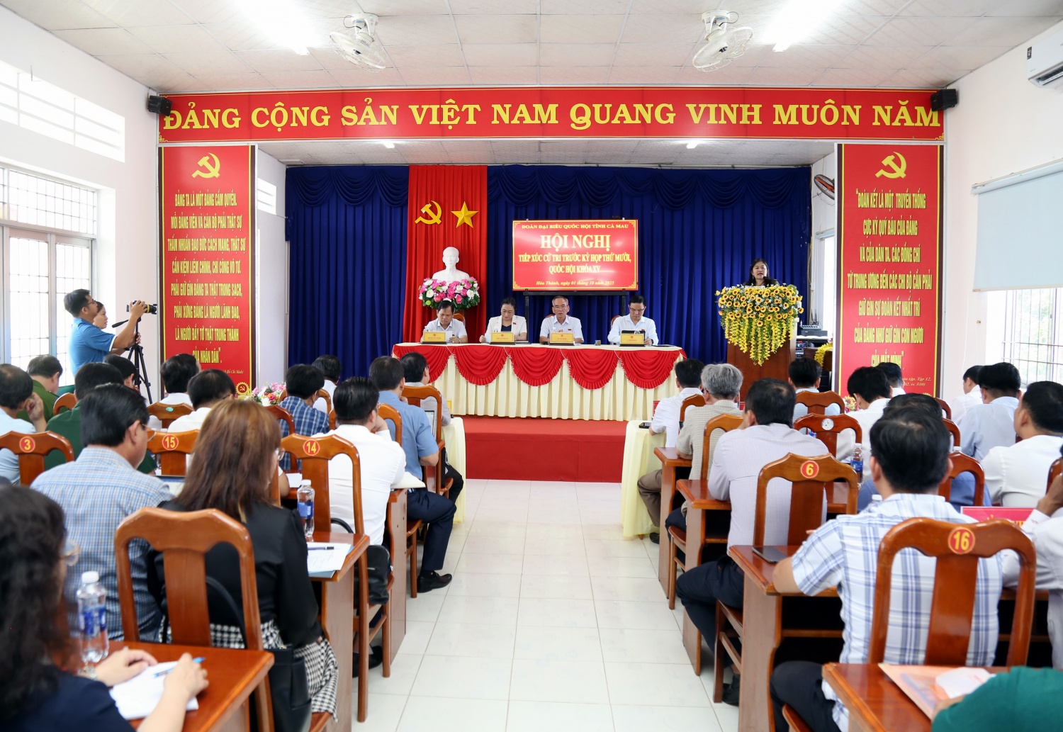 Đại biểu Quốc hội Lê Mạnh Hùng tham gia tiếp xúc cử tri trước Kỳ họp thứ 10 tại Cà Mau Đại biểu Quốc hội Lê Mạnh Hùng tham gia tiếp xúc cử tri trước Kỳ họp thứ 10 tại Cà Mau