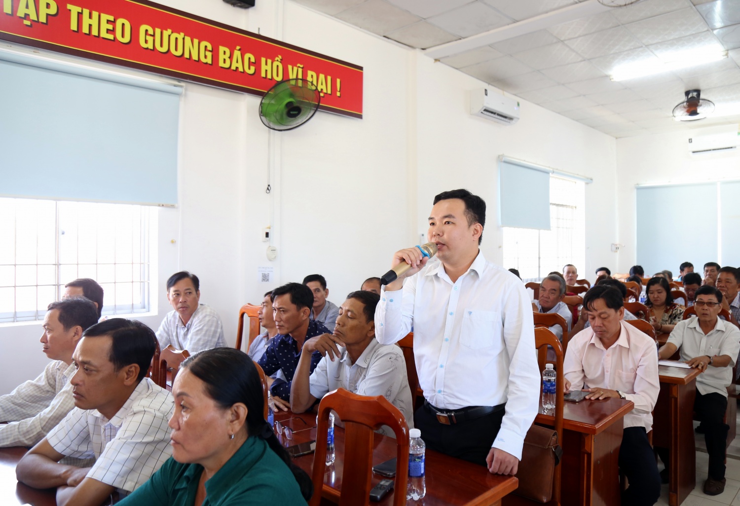 Đại biểu Quốc hội Lê Mạnh Hùng tham gia tiếp xúc cử tri trước Kỳ họp thứ 10 tại Cà Mau Đại biểu Quốc hội Lê Mạnh Hùng tham gia tiếp xúc cử tri trước Kỳ họp thứ 10 tại Cà Mau
