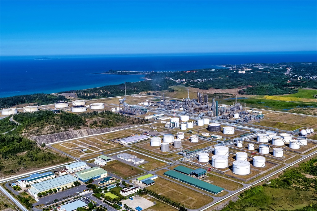 Ban lãnh đạo BSR kiểm tra công tác xuất bán sản phẩm mới tại Trạm xuất xe bồn NMLD Dung Quất. Ban lãnh đạo BSR kiểm tra công tác xuất bán sản phẩm mới tại Trạm xuất xe bồn NMLD Dung Quất.