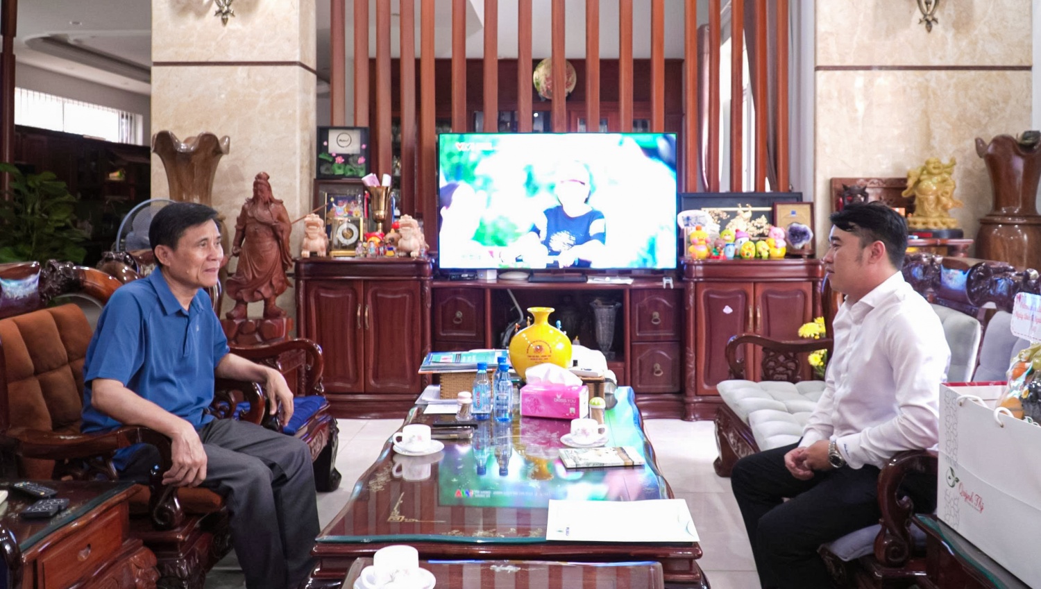 Đoàn thăm hỏi gửi lời tri ân đến ông Lê Minh Hồng - Phó Trưởng Ban Liên lạc hưu trí Tập đoàn.