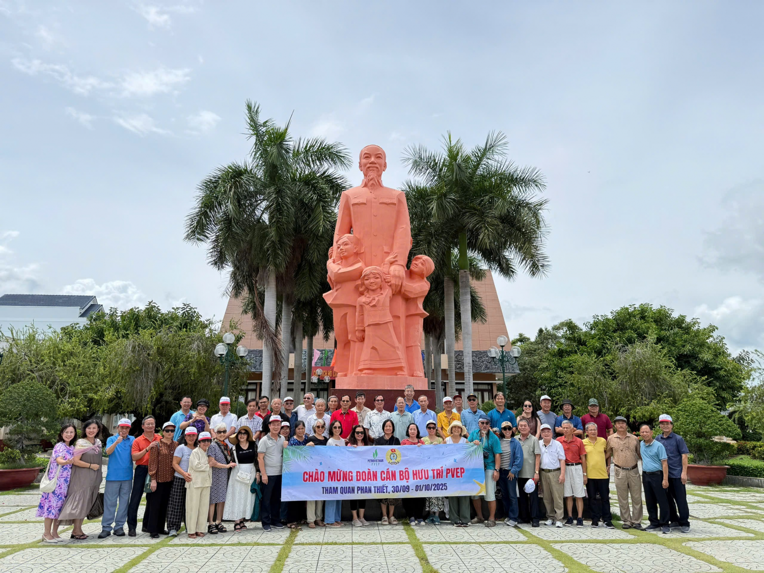 PVEP tổ chức gặp mặt cán bộ hưu trí nhân Ngày Quốc tế Người cao tuổi 1/10