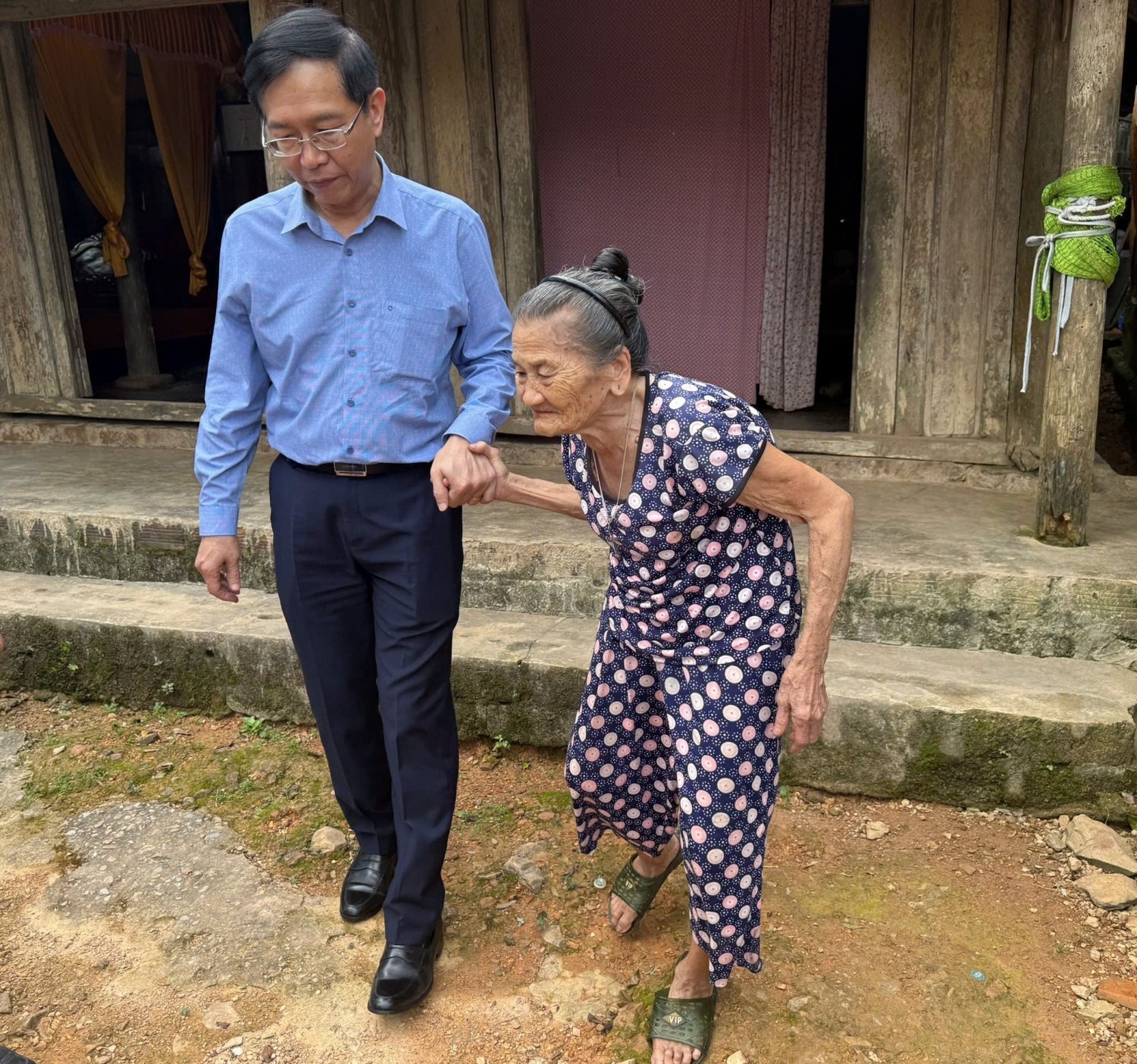 Petrovietnam trao hỗ trợ 5 tỷ đồng khắc phục hậu quả bão số 10 đến tỉnh Quảng Trị