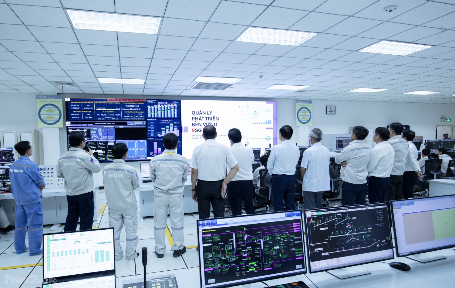 PVCFC gắn biển công trình tiêu biểu Dự án Nhà máy thông minh giai đoạn 1