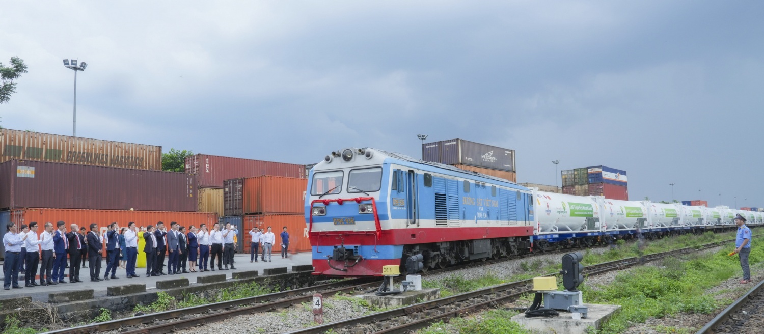 Đoàn tàu LNG đầu tiên 