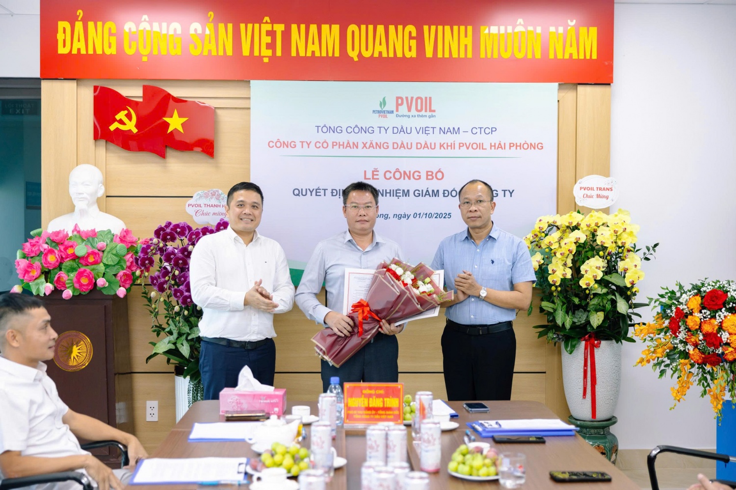 Ông Nguyễn Đăng Trình - Phó Bí thư Đảng ủy, Tổng Giám đốc PVOIL (bên trái) trao quyết định và chúc mừng ông Quách Văn Sơn được bổ nhiệm giữ chức Giám đốc PVOIL Hải Phòng. Ông Nguyễn Đăng Trình - Phó Bí thư Đảng ủy, Tổng Giám đốc PVOIL (bên trái) trao quyết định và chúc mừng ông Quách Văn Sơn được bổ nhiệm giữ chức Giám đốc PVOIL Hải Phòng.