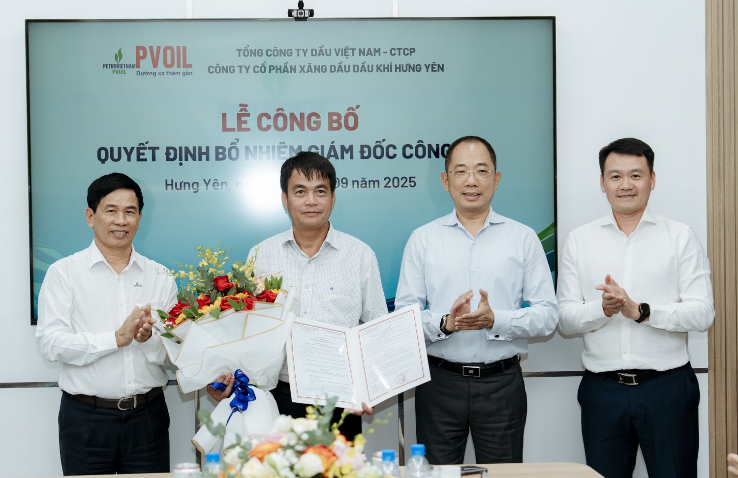 Ông Cao Hoài Dương - Bí thư Đảng ủy, Chủ tịch HĐQT PVOIL (thứ hai, bên phải), ông Lê Trung Hưng - Phó Tổng Giám đốc PVOIL (thứ nhất, bên phải) cùng lãnh đạo Tổng công ty trao quyết định và chúc mừng ông Nguyễn Văn Thống được bổ nhiệm giữ chức Giám đốc PVOIL Hưng Yên. Ông Cao Hoài Dương - Bí thư Đảng ủy, Chủ tịch HĐQT PVOIL (thứ hai, bên phải), ông Lê Trung Hưng - Phó Tổng Giám đốc PVOIL (thứ nhất, bên phải) cùng lãnh đạo Tổng công ty trao quyết định và chúc mừng ông Nguyễn Văn Thống được bổ nhiệm giữ chức Giám đốc PVOIL Hưng Yên.