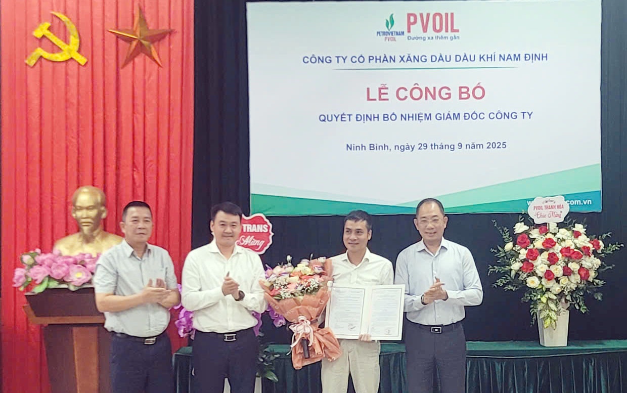 Ông Cao Hoài Dương - Bí thư Đảng ủy, Chủ tịch HĐQT PVOIL (thứ nhất, bên phải), ông Lê Trung Hưng - Phó Tổng Giám đốc PVOIL (thứ hai, bên trái) trao quyết định và chúc mừng ông Nguyễn Trung Hữu được bổ nhiệm giữ chức Giám đốc PVOIL Nam Định. Ông Cao Hoài Dương - Bí thư Đảng ủy, Chủ tịch HĐQT PVOIL (thứ nhất, bên phải), ông Lê Trung Hưng - Phó Tổng Giám đốc PVOIL (thứ hai, bên trái) trao quyết định và chúc mừng ông Nguyễn Trung Hữu được bổ nhiệm giữ chức Giám đốc PVOIL Nam Định.
