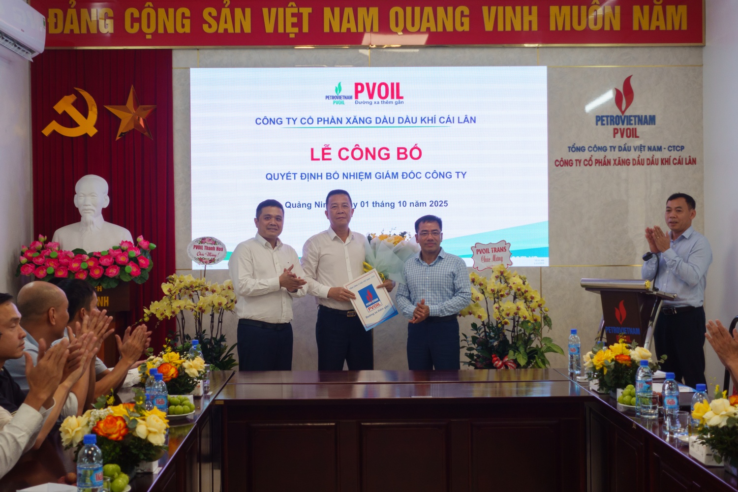 Ông Nguyễn Đăng Trình - Phó Bí thư Đảng ủy, Tổng Giám đốc PVOIL (bên trái), ông Lê Văn Nghĩa - Thành viên HĐQT PVOIL trao quyết định và chúc mừng ông Tôn Quốc Bình được bổ nhiệm giữ chức Giám đốc PVOIL Cái Lân. Ông Nguyễn Đăng Trình - Phó Bí thư Đảng ủy, Tổng Giám đốc PVOIL (bên trái), ông Lê Văn Nghĩa - Thành viên HĐQT PVOIL trao quyết định và chúc mừng ông Tôn Quốc Bình được bổ nhiệm giữ chức Giám đốc PVOIL Cái Lân.