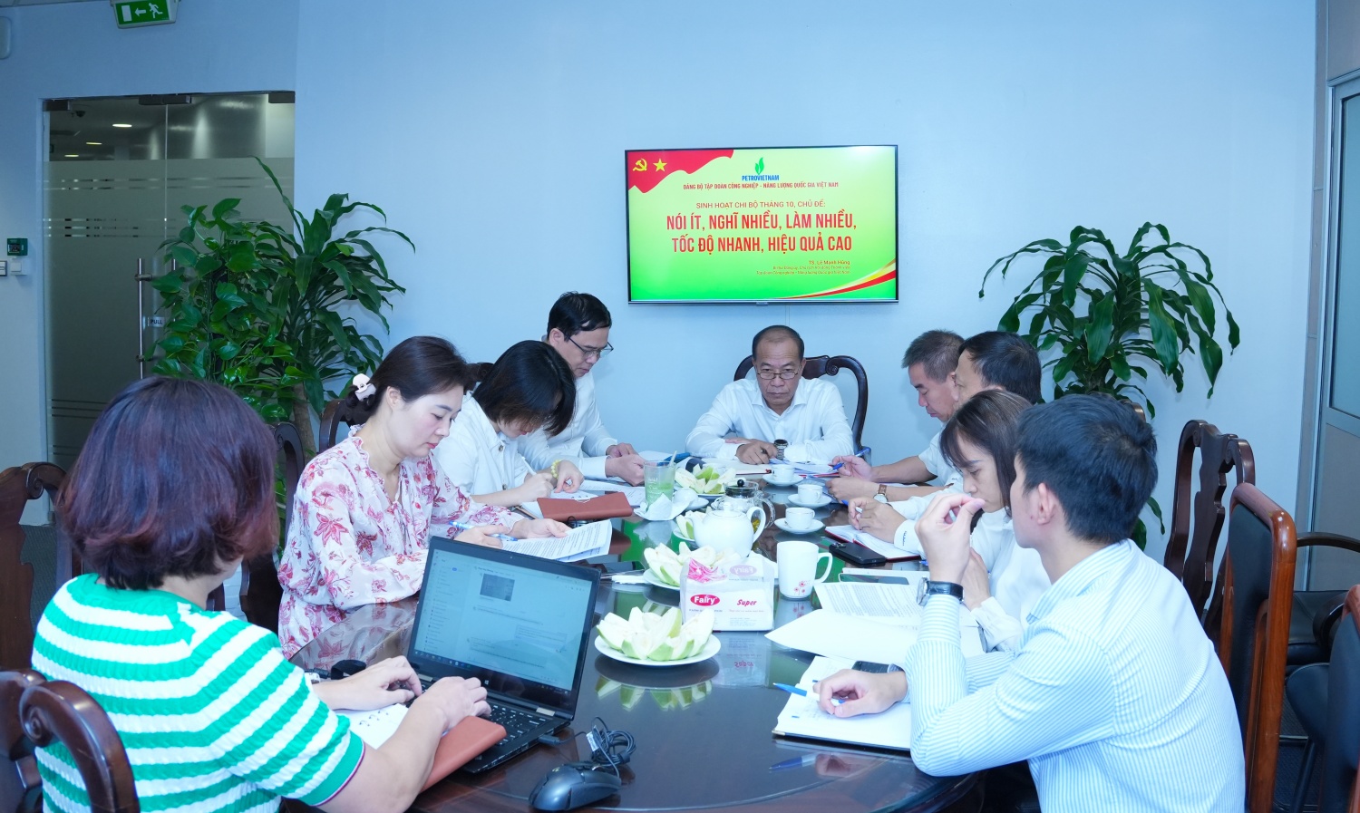 Đồng chí Phạm Quang Dũng, Ủy viên Ban Thường vụ Đảng ủy, Chánh Văn phòng Đảng ủy Tập đoàn, Phó Bí thư thường trực Đảng ủy BMQL&ĐH phổ biến, quán triệt các nội dung tại sinh hoạt Chi bộ Văn phòng Đảng ủy Tập đoàn.