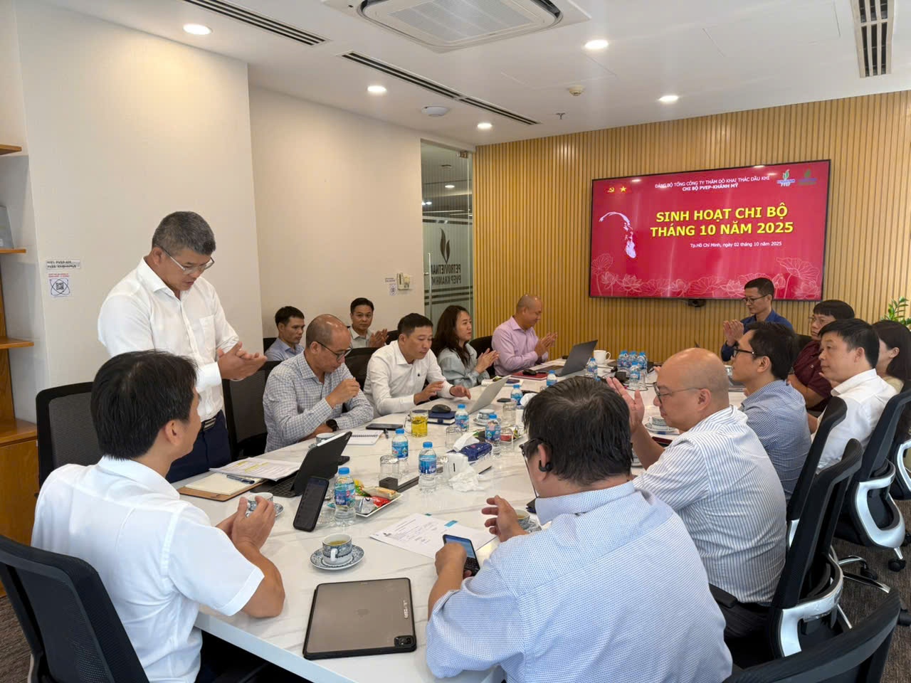 PVEP tổ chức sinh hoạt chi bộ tháng 10: Giữ lửa truyền thống – Kiến tạo tương lai PVEP tổ chức sinh hoạt Chi bộ tháng 10: “Nói ít - Nghĩ nhiều - Làm nhiều - Tốc độ nhanh - Hiệu quả cao”