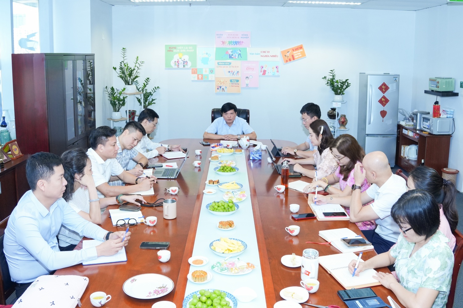 Đồng chí Trần Quang Dũng, Phó Bí thư thường trực Đảng ủy Tập đoàn sinh hoạt cùng Chi bộ Tuyên giáo - Truyền thông.