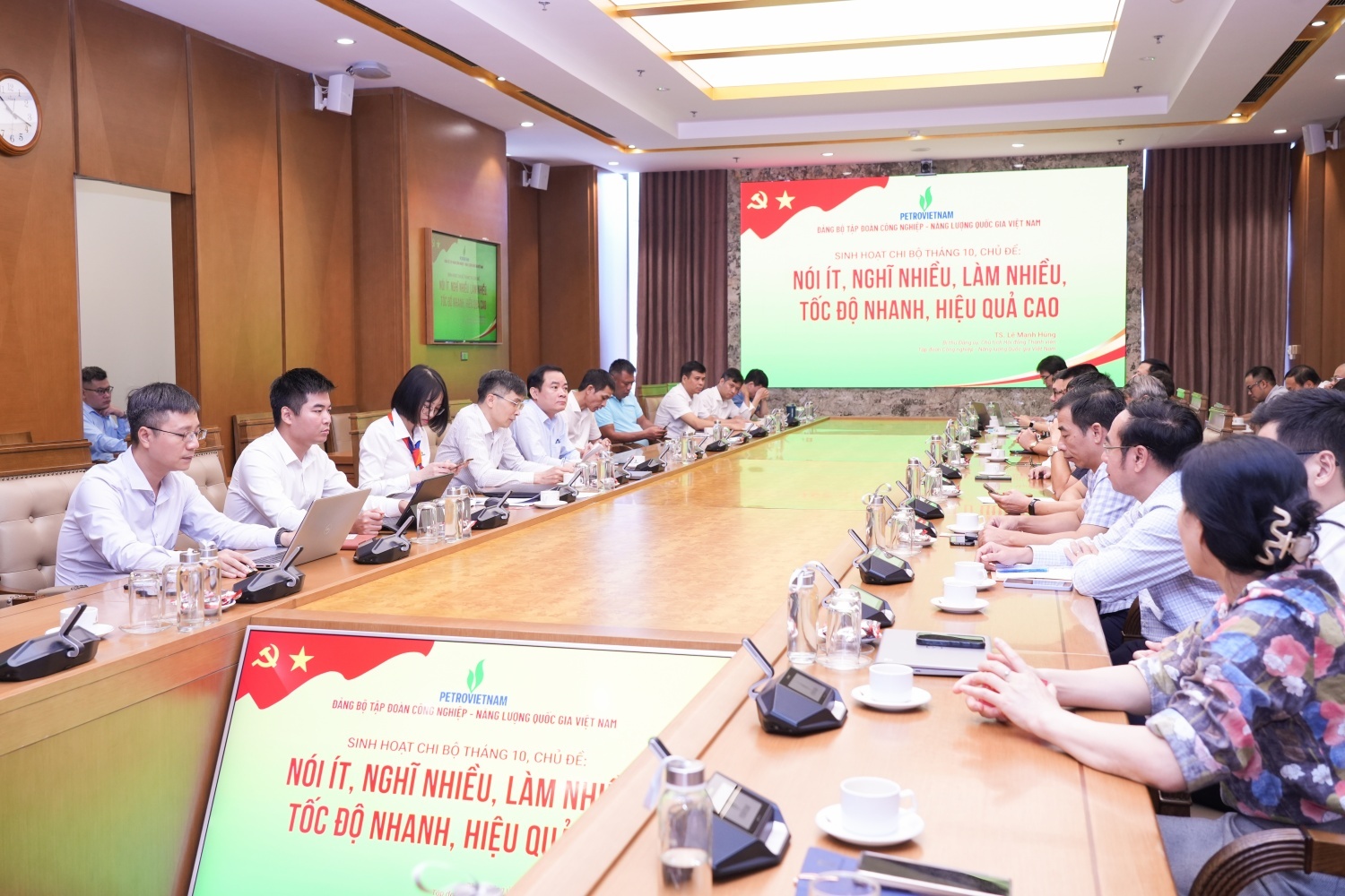 Đồng chí Lê Ngọc Sơn, Phó Bí thư Đảng ủy, Tổng Giám đốc Petrovietnam sinh hoạt tại Chi bộ Thăm dò Khai thác Dầu khí.