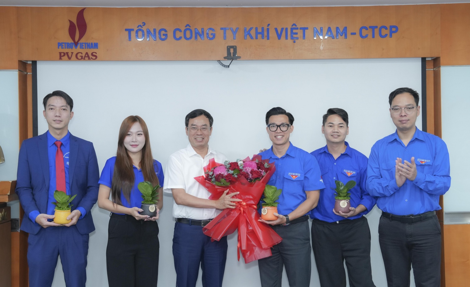 Đồng chí Triệu Quốc Tuấn - Ủy viên Ban thường vụ Đảng ủy PV GAS, Thành viên HĐQT, Bí thư Đảng ủy Cơ quan điều hành tặng hoa chúc mừng Ban chấp hành Đoàn cơ sở Cơ quan điều hành nhiệm kỳ 2025 - 2030