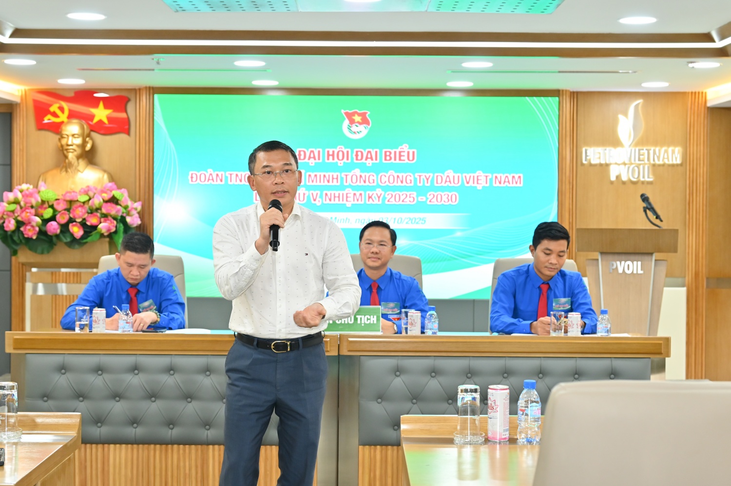 Đ/c Trương Đại Hoàng – UVBTV Đảng ủy, Phó Tổng Giám đốc Tổng công ty chia sẻ thông tin với đại biểu dự Đại hội