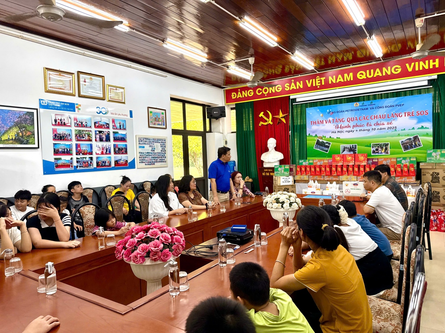 Công đoàn Petrovietnam và Công đoàn PVEP thăm, tặng quà tại làng trẻ SOS Hà Nội nhân dịp Tết Trung thu 2025