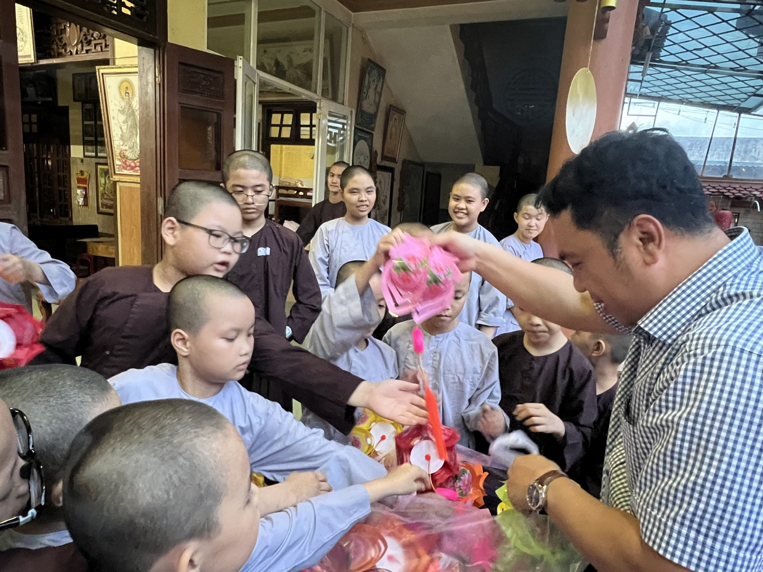 Các em nhỏ mồ côi được nuôi dưỡng tại Chùa Phổ Quang hân hoan đón nhận những phần quà Trung thu đầy yêu thương
