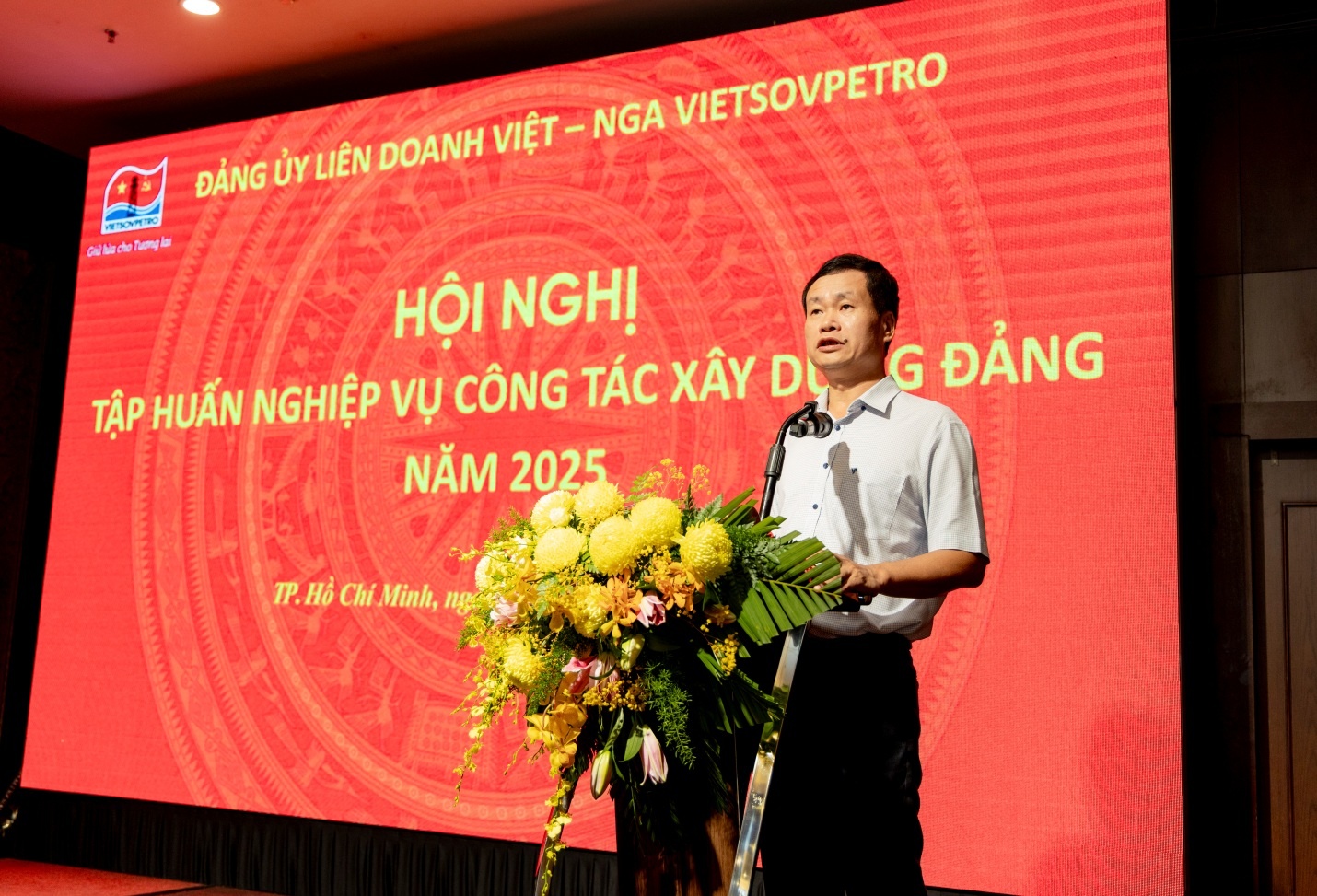 đồng chí Nguyễn Đăng Khoa - Ủy viên BCH Đảng bộ, Chánh Văn phòng Đảng ủy Vietsovpetro nêu rõ vai trò công tác kiểm tra, giám sát của Đảng đồng chí Nguyễn Đăng Khoa - Ủy viên BCH Đảng bộ, Chánh Văn phòng Đảng ủy Vietsovpetro nêu rõ vai trò công tác kiểm tra, giám sát của Đảng